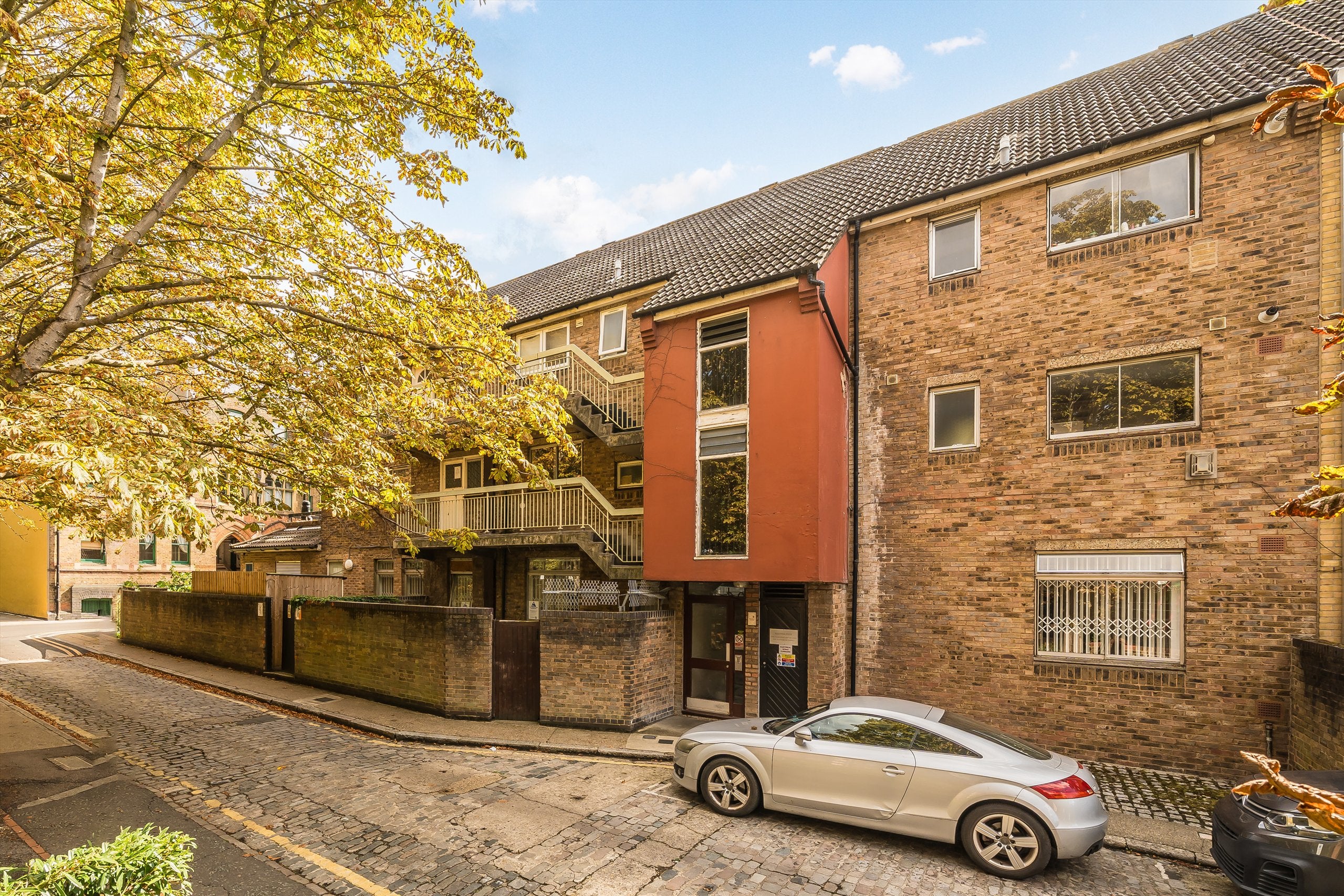 Flat Wapping Lane in Greater London