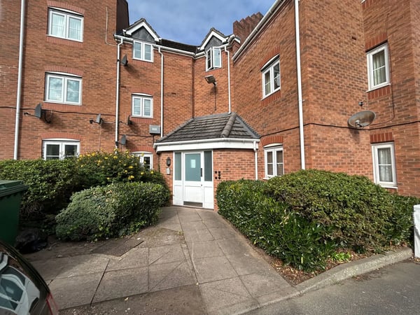 Flat Aldermoor Lane in Coventry