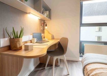 Room Empire Way in Greater London
