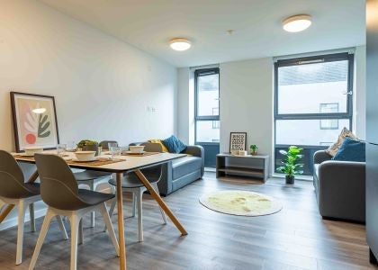 Room Empire Way in Greater London