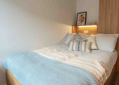 Room Empire Way in Greater London