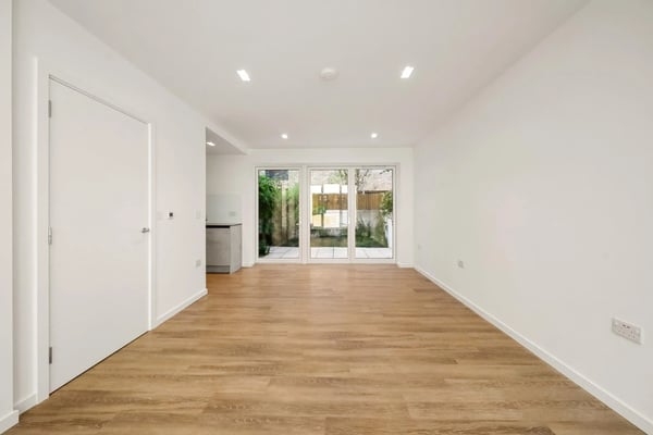 House Simon Close in Greater London