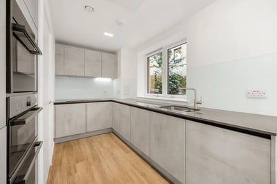 House Simon Close in Greater London