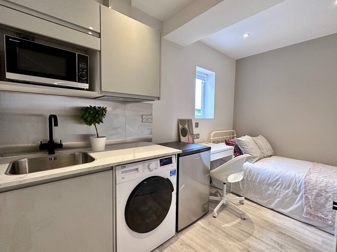 Room Ernest Street in Greater London