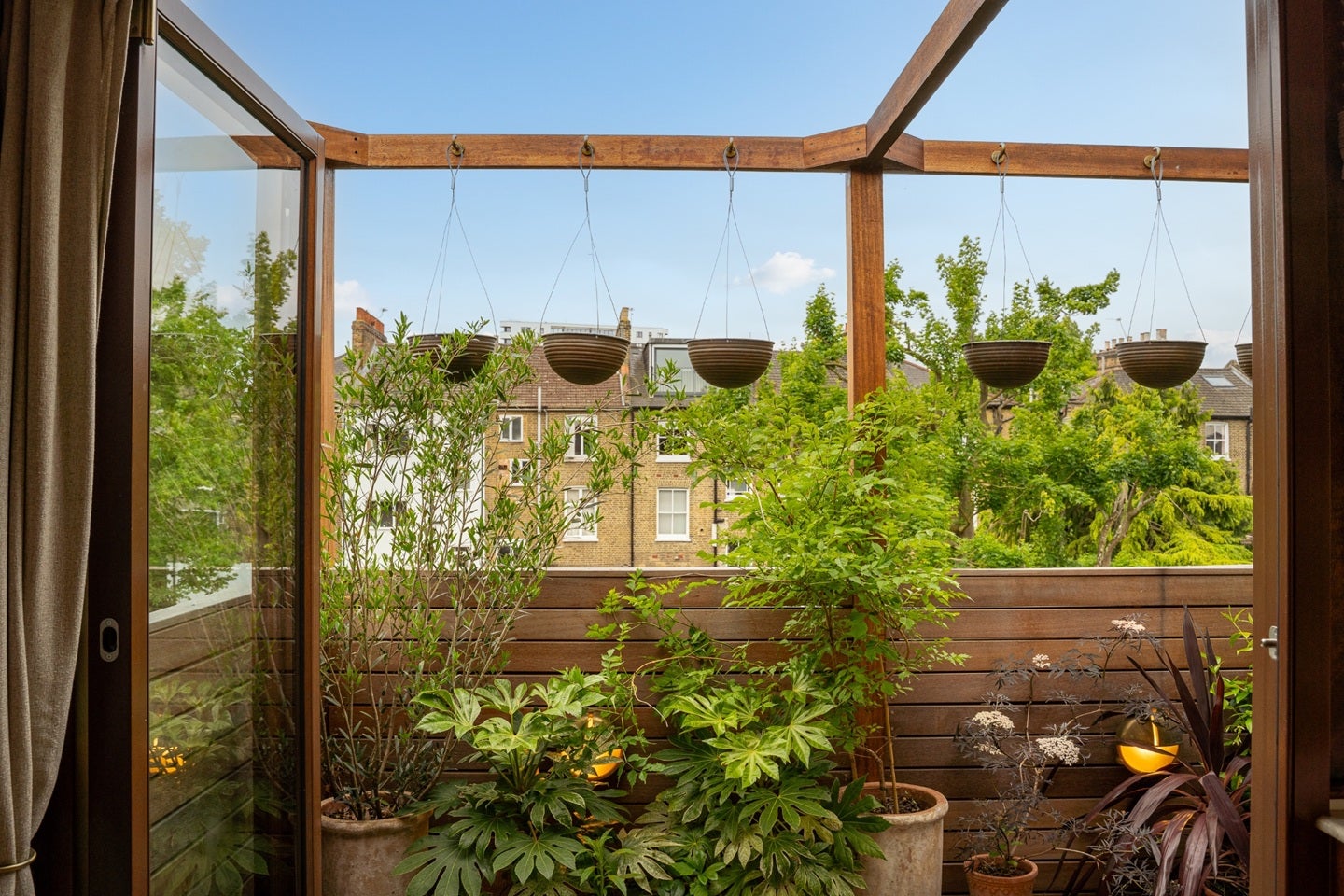 Flat Sandringham Road in Greater London