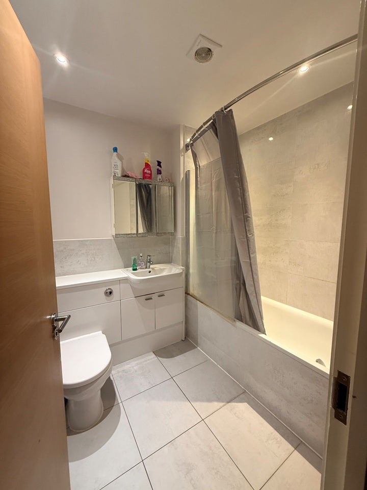 Room Shirley Road in Watford