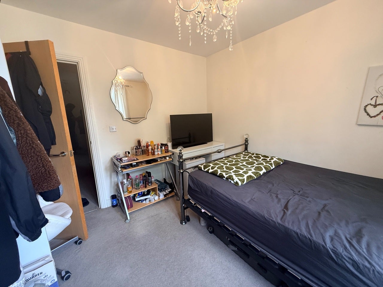 Room Shirley Road in Watford
