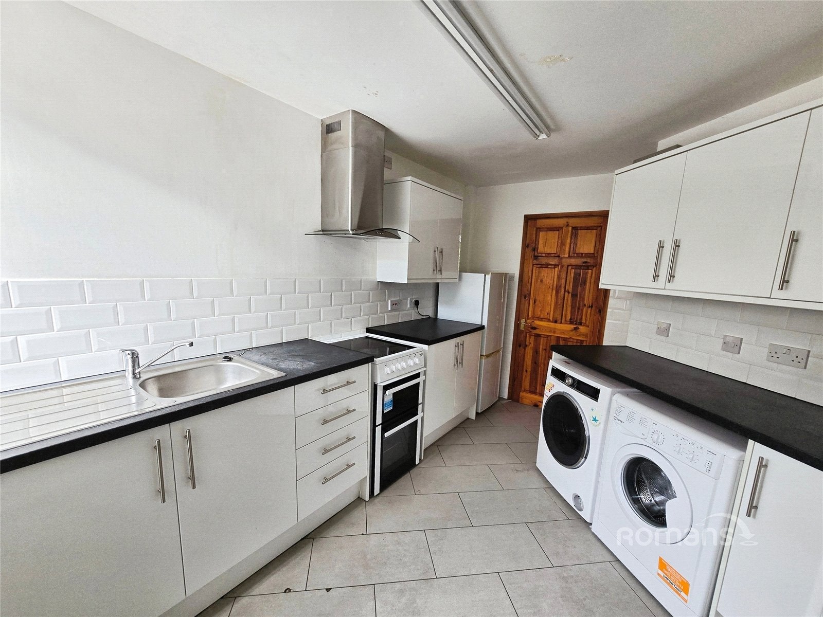 Room Larchwood Drive in Egham