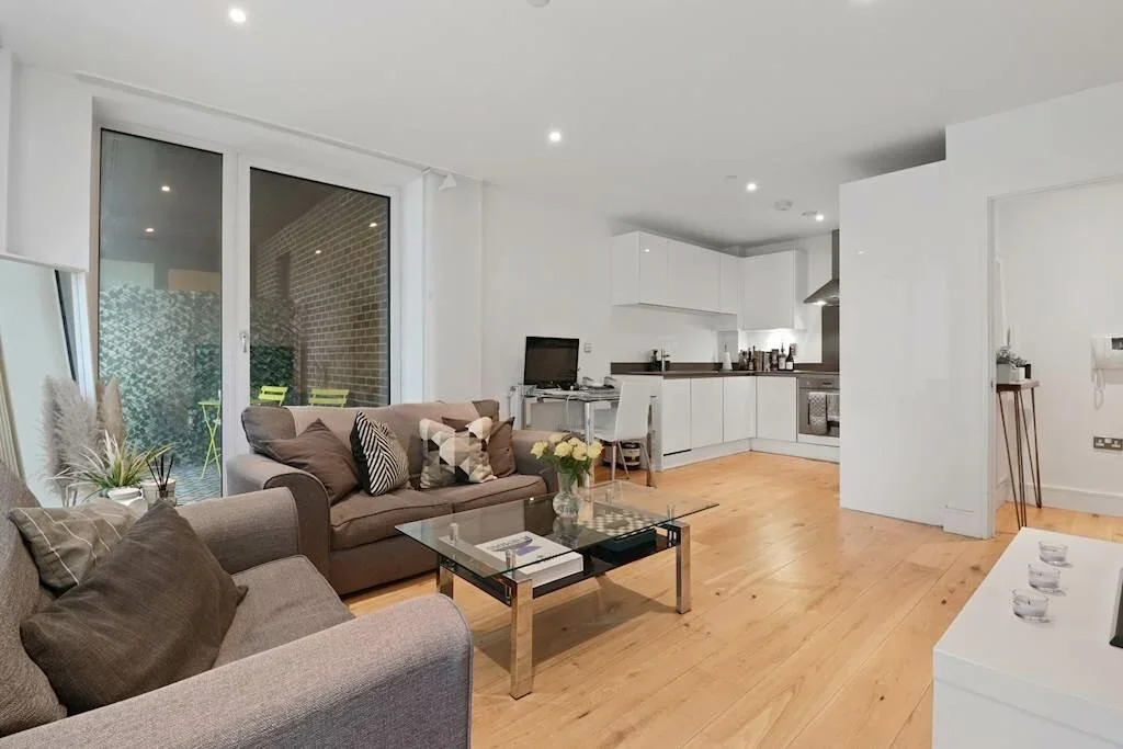 Flat Hoy Street in Greater London
