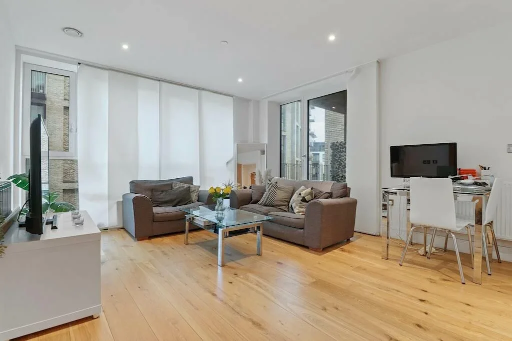 Flat Hoy Street in Greater London