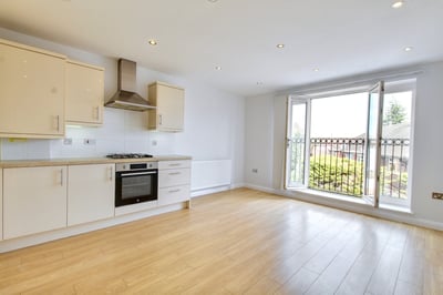 Flat Nightingale Lane in Greater London