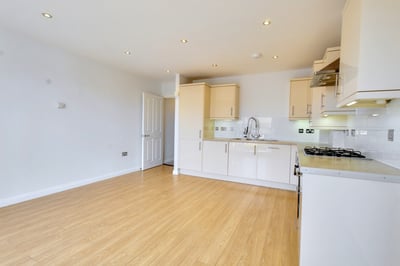 Flat Nightingale Lane in Greater London