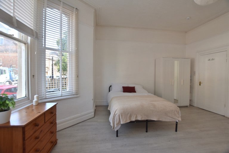 Room Whatley Road in Bristol