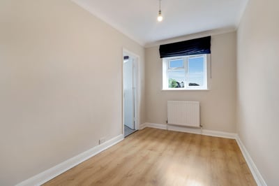 Flat Walton Road in Elmbridge
