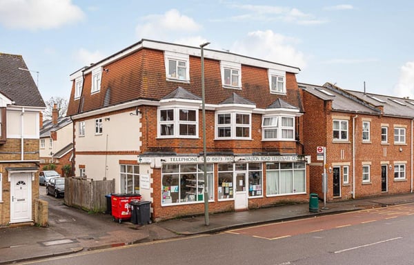 Flat Walton Road in Elmbridge