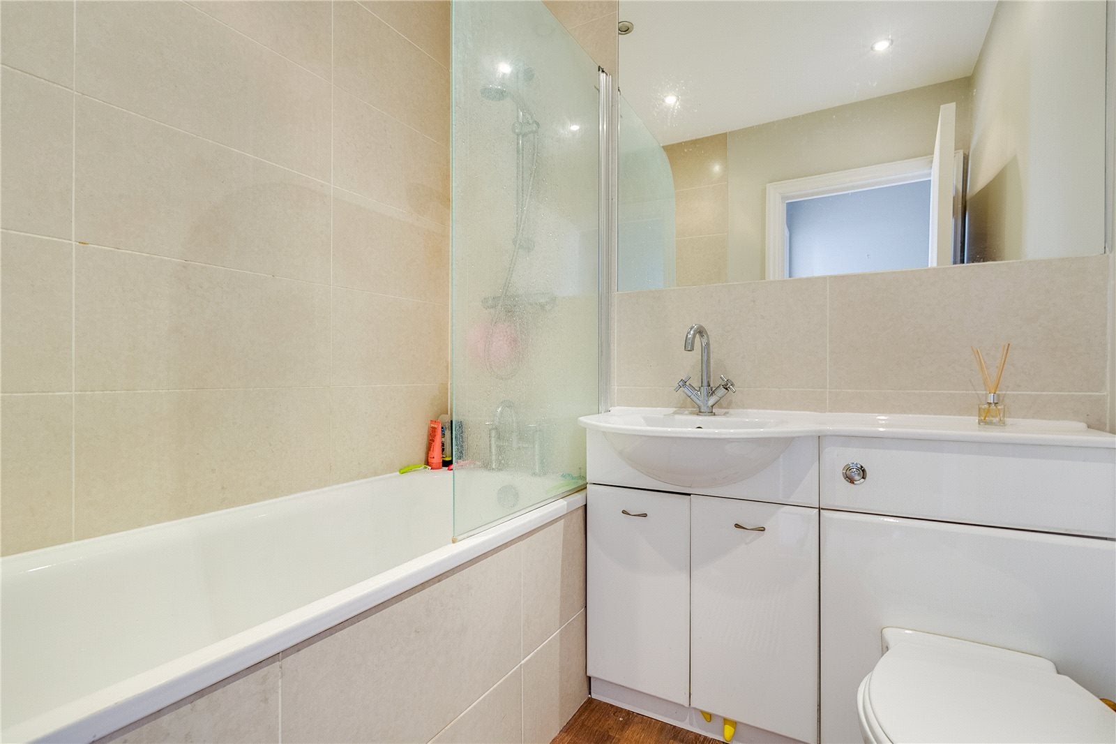 Flat Gratton Road in Greater London