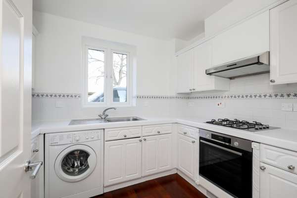 Flat Lansdowne Road in Greater London