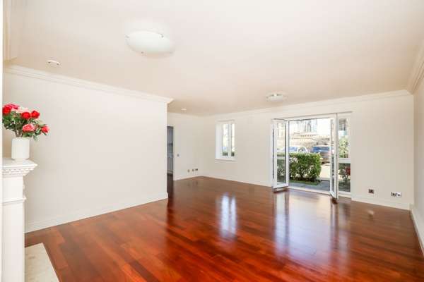Flat Lansdowne Road in Greater London
