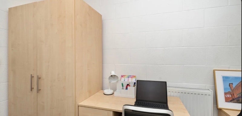 Room Station Road in Greater London