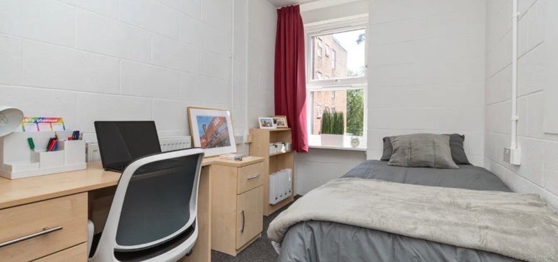 Room Station Road in Greater London