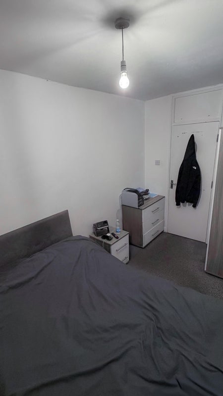 Room Wick Road in Greater London