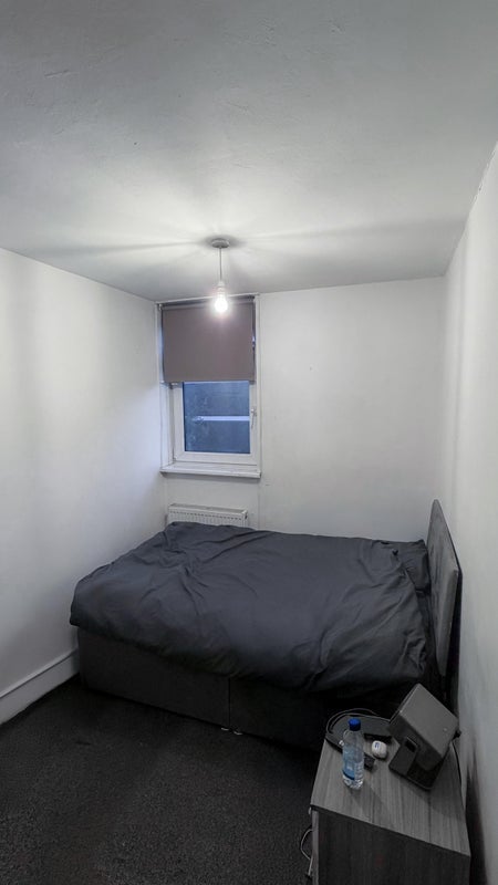 Room Wick Road in Greater London