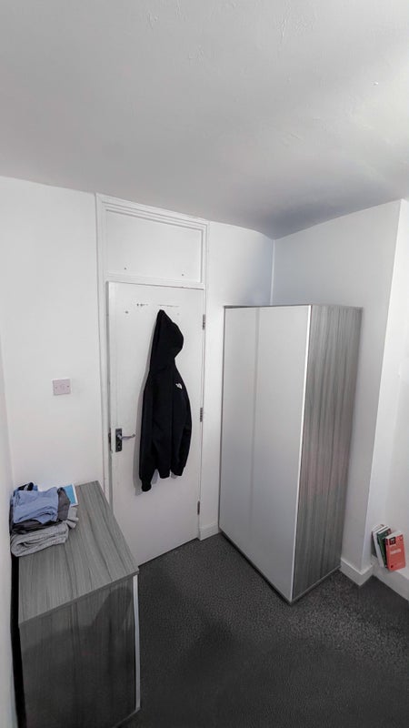 Room Wick Road in Greater London