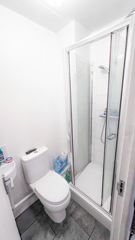 Room Wick Road in Greater London