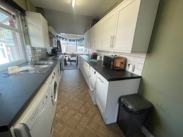 Flat Dennistead Crescent in Leeds