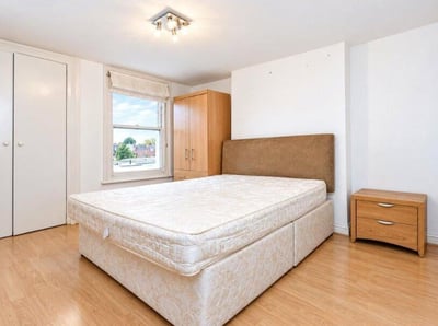 Flat Fortune Green Road in Greater London