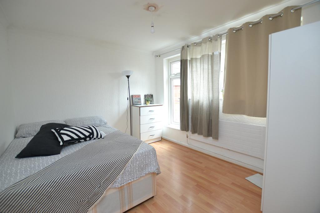 Room Leven Road in Greater London