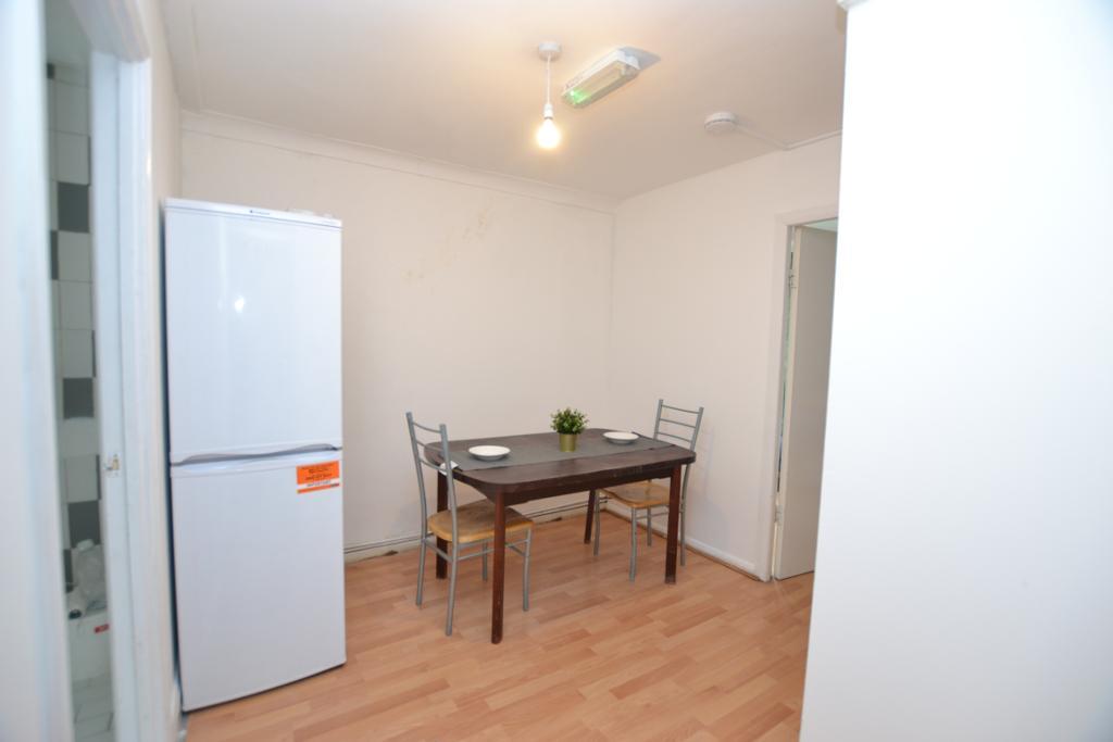 Room Leven Road in Greater London