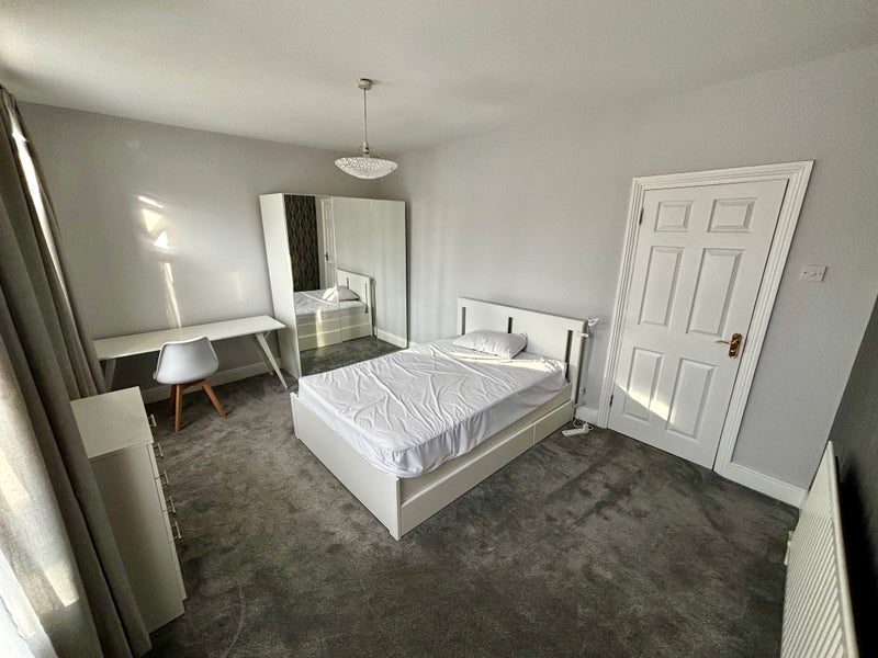Room Outram Road in Greater London