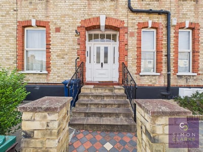 Flat Beaconsfield Road in Greater London