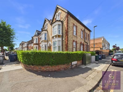 Flat Beaconsfield Road in Greater London