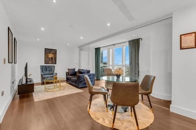 Flat Lincoln Plaza in Greater London