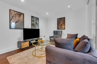Flat Lincoln Plaza in Greater London