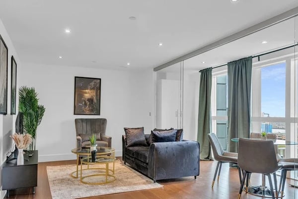 Flat Lincoln Plaza in Greater London