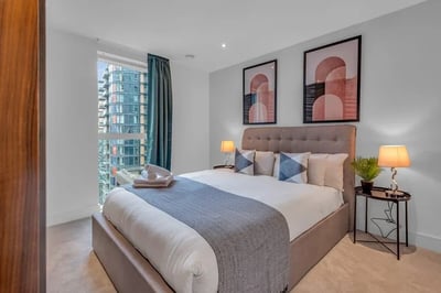 Flat Lincoln Plaza in Greater London