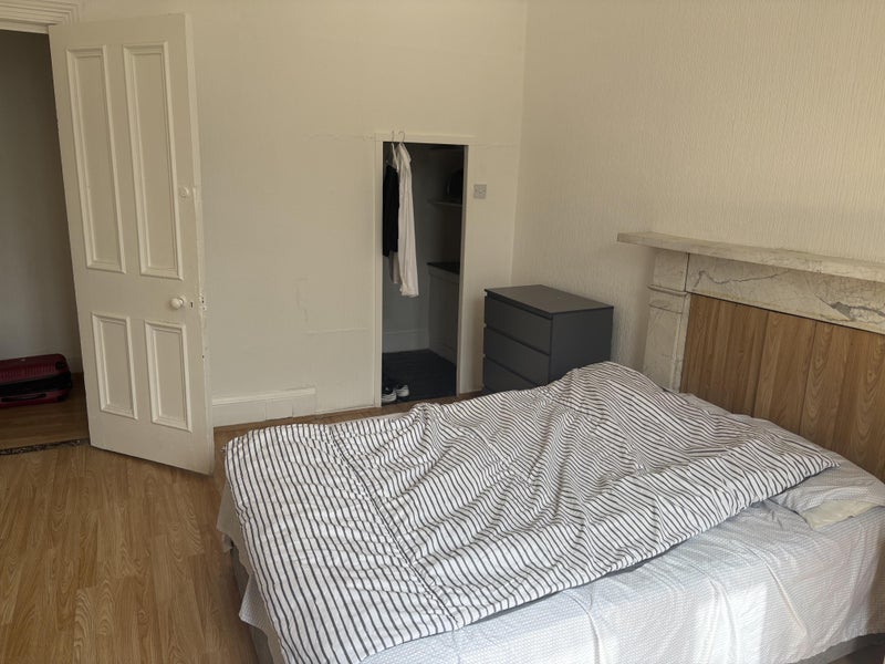 Room Barrington Drive in Glasgow