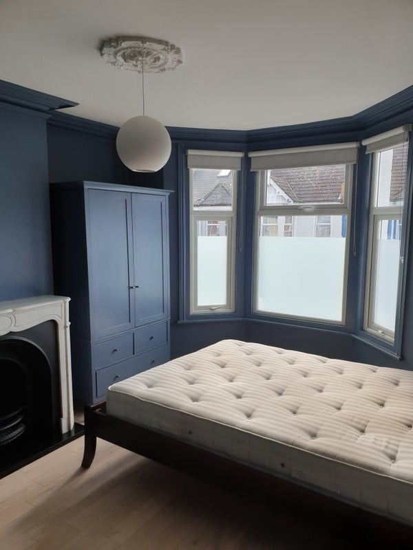 Room Links Road in Greater London