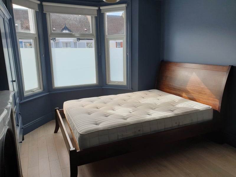 Room Links Road in Greater London