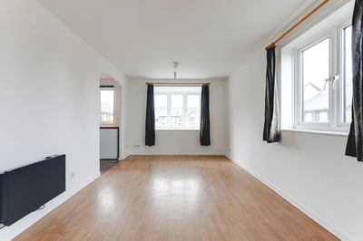Flat Riverside Close in Greater London