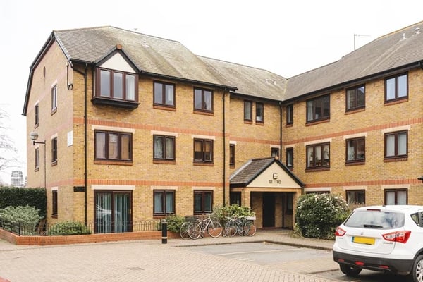 Flat Riverside Close in Greater London