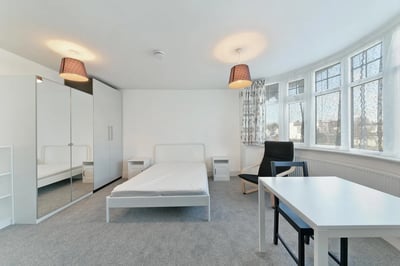 Flat Great West Road in Greater London