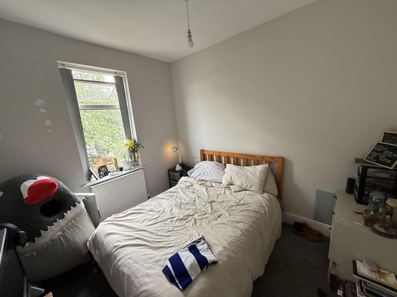Room Kensington Road in Manchester
