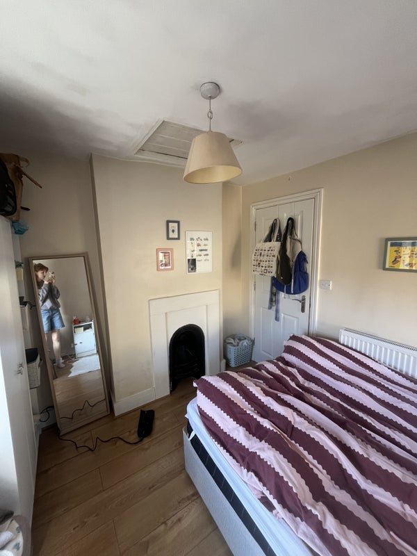 Room Longley Road in Greater London