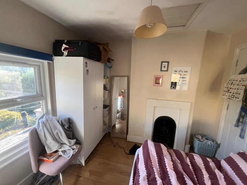 Room Longley Road in Greater London