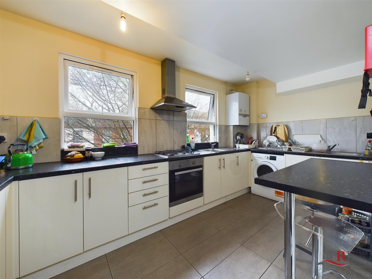 Room Denzil Road in Greater London