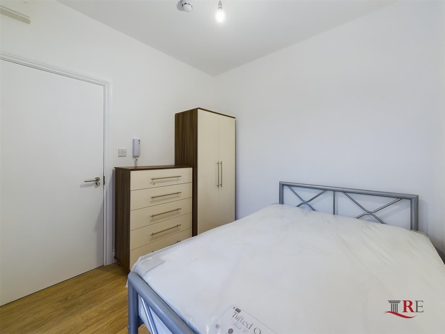 Room Denzil Road in Greater London